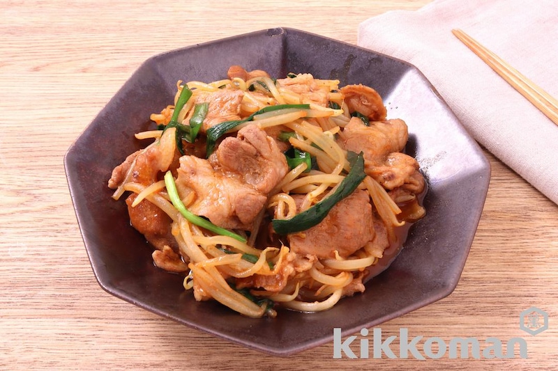 豚こまの旨辛にらもやし炒め(わが家は焼肉屋さん使用)