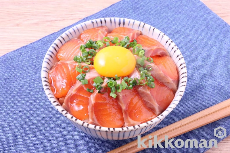 サーモンのしぼ生漬け丼【味つけは生しょうゆだけ】
