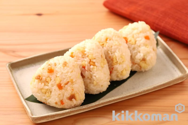 鮭と揚げ玉のおにぎり(うちのごはん使用)
