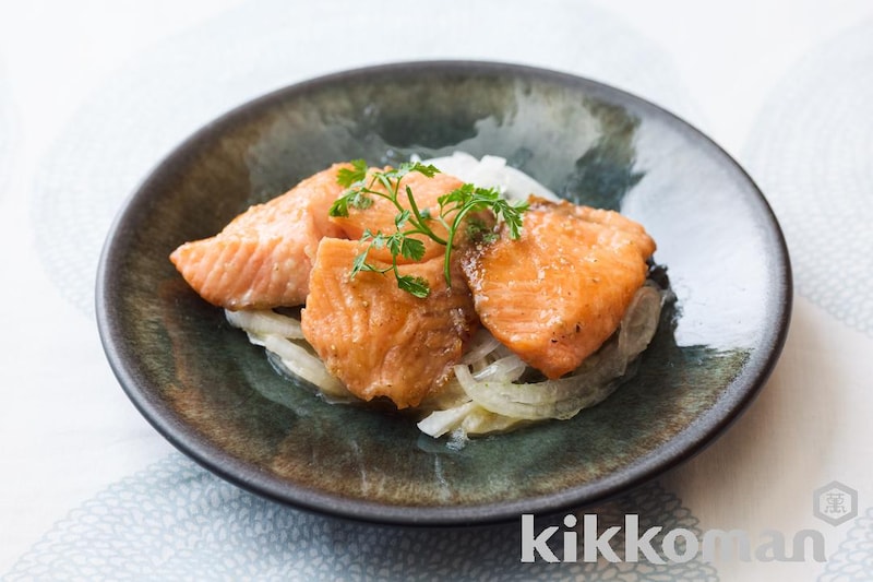 サーモンのガリバタしょうゆ焼き さらし新玉ねぎ添え(森野熊八さん)