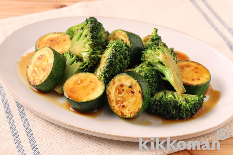 ズッキーニとブロッコリーのしぼ生炒め【味つけは生しょうゆだけ】