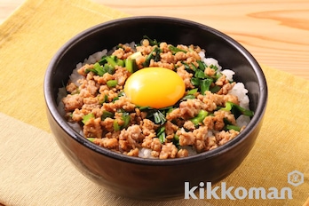 豚にらそぼろ丼（丸大豆しょうゆまろうま仕立て使用）