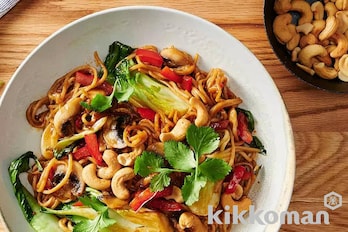 チンゲンサイ入り焼きそば（Pak Choi Noodles with Soy Sauce）【海外発のキッコーマンレシピ】