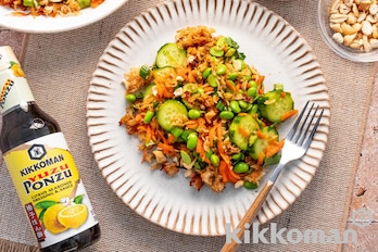 ぽんずドレッシングのクリスピーライスサラダ（CRISPY RICE SALAD WITH YUZU PONZU DRESSING）【海外発のキッコーマンレシピ】