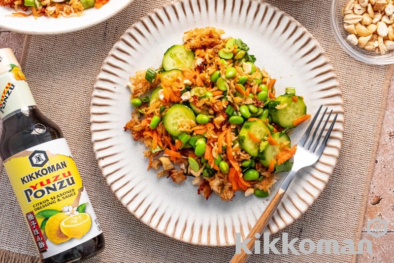 ぽんずドレッシングのクリスピーライスサラダ(CRISPY RICE SALAD WITH YUZU PONZU DRESSING)【海外発のキッコーマンレシピ】