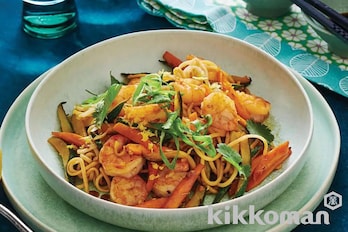 えびと野菜の炒め麺（Prawn stir fry noodles with vegetables）【海外発のキッコーマンレシピ】