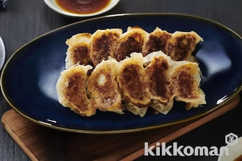 餃子と3種のたれ（Lightly fried gyoza with 3 sauces）【海外発のキッコーマンレシピ】
