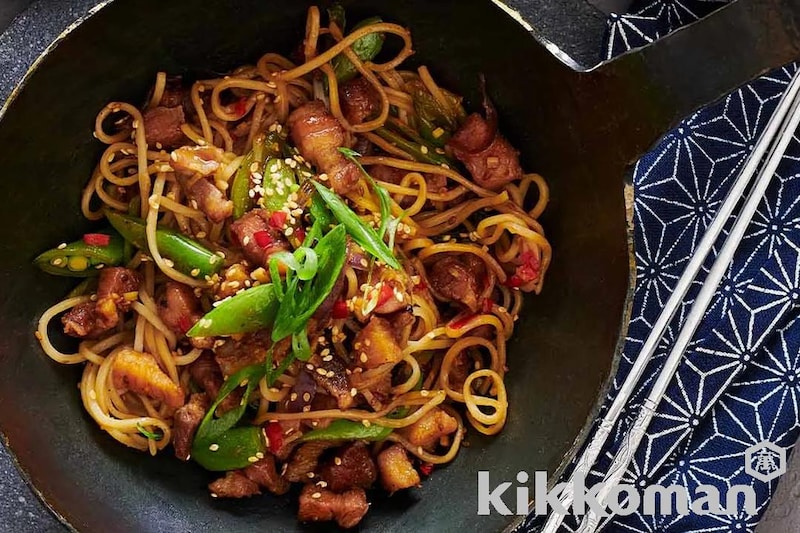 豚バラ入り炒め麺(Stir fry noodles with pork belly)【海外発のキッコーマンレシピ】