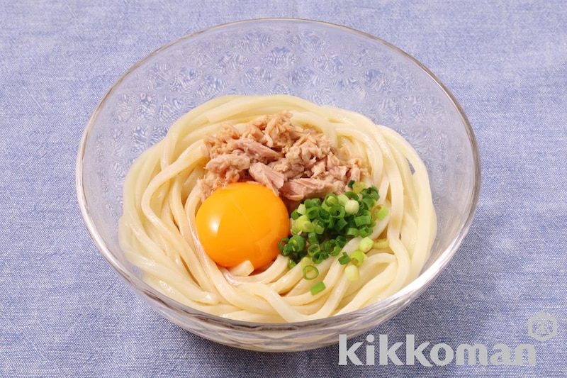 冷やしツナ玉うどん(うどんがうまいだししょうゆ使用)