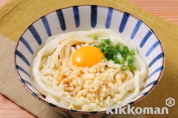 サクサクたぬき釜玉うどん（うどんがうまいだししょうゆ使用）