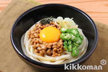 オクラと納豆の冷やたまネバネバうどん（うどんがうまいだししょうゆ使用）