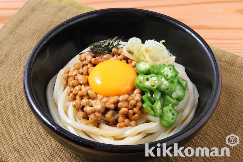 オクラと納豆の冷やたまネバネバうどん(うどんがうまいだししょうゆ使用)