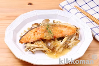 鮭としめじのムニエル風（かけるたまねぎ　コクうまガーリック使用）