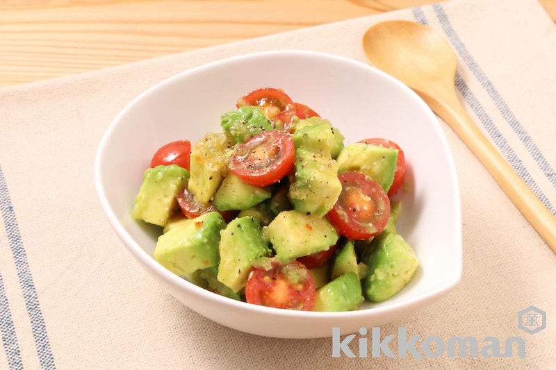 トマトとアボカドのマリネ(かけるたまねぎ コクうまガーリック使用)
