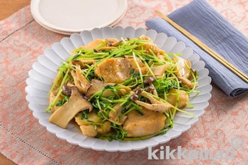 鶏むね肉ときのこと豆苗のバターしょうゆ炒め【しめじとエリンギをたっぷり】