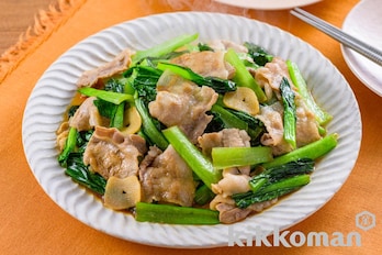 豚バラと小松菜のしぼ生炒め【味つけは生しょうゆだけ】