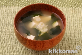白だしで簡単！豆腐とわかめの味噌汁