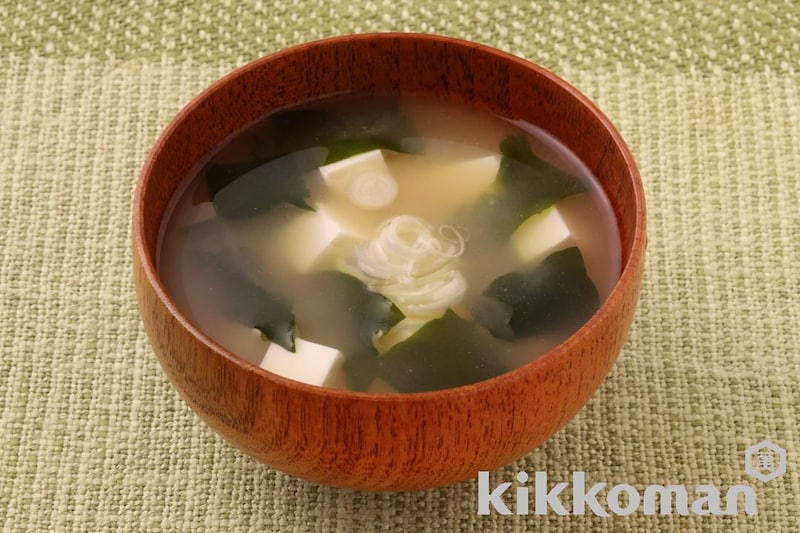 白だしで簡単!豆腐とわかめの味噌汁