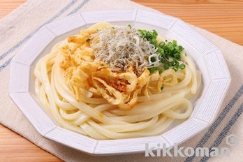 サクサク冷やしきつねうどん（うどんがうまいだししょうゆ使用）