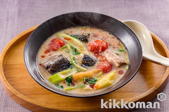 さば缶とトマトの豆乳麻辣スープ