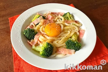 ブロッコリーとベーコンの釜玉風うどん（山本ゆりさん・うどんがうまいだししょうゆ使用）【電子レンジで簡単】