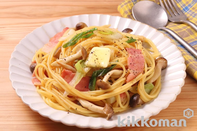 きのことベーコンのだしバタースパゲッティ(うどんがうまいだししょうゆ使用)