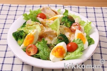 蒸し鶏サラダ（かけるたまねぎ　香味しょうゆ使用）