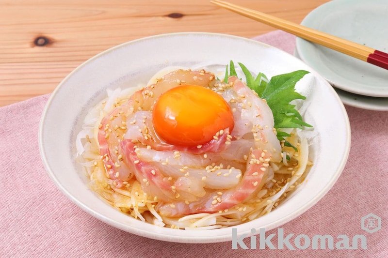 鯛と新玉ねぎのユッケ 卵黄しょうゆのせ