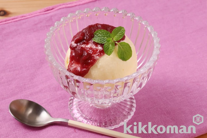 ぶどうソースのバニラアイス(ピュレフルーツ すりおろしぶどうミックス使用)