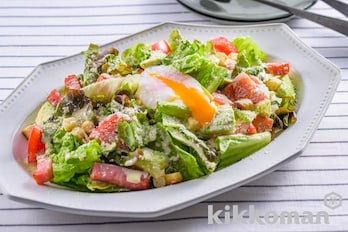 アボカドと温玉の和風まろやかシーザーサラダ【人気のドレッシングを簡単に】