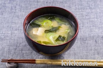 レンジでつくる！豆腐、ねぎ、わかめのみそ汁（白だしで簡単）