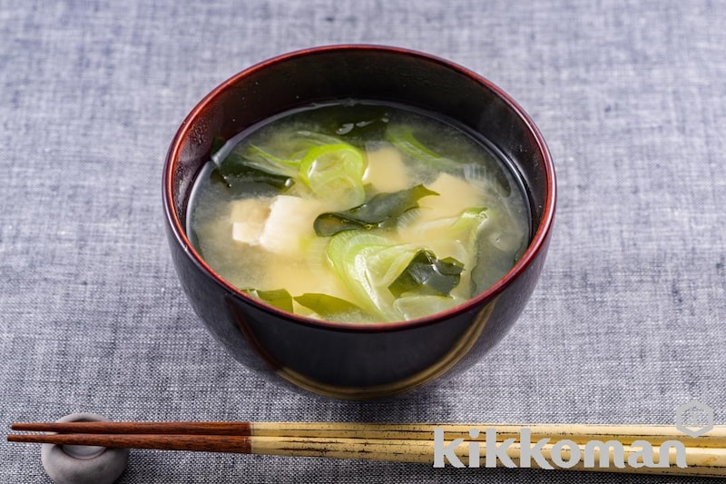レンジでつくる!豆腐、ねぎ、わかめのみそ汁(白だしで簡単)