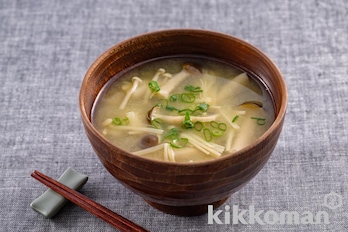 レンジでつくる！えのきとしめじのみそ汁（白だしで簡単）