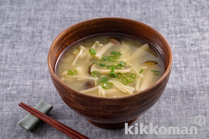 レンジでつくる!えのきとしめじのみそ汁(白だしで簡単)