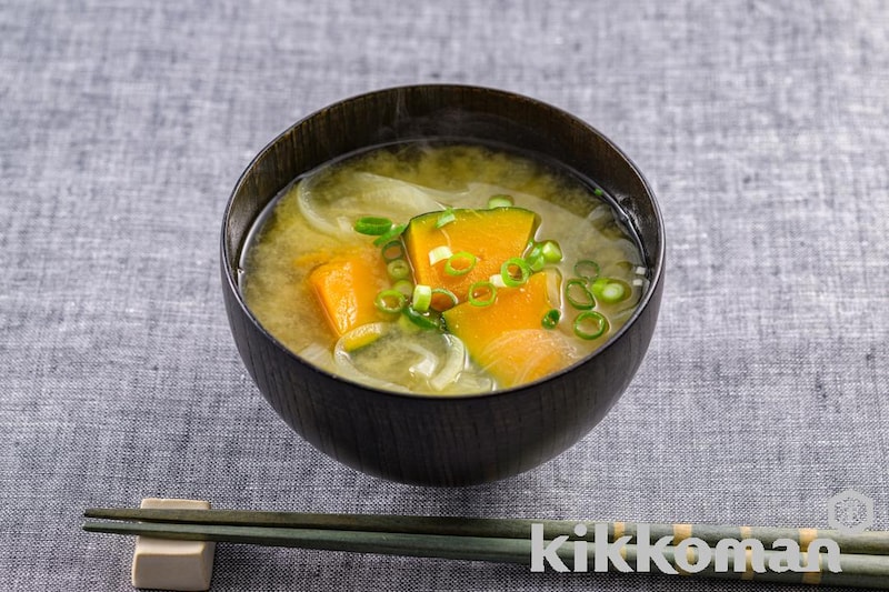 レンジでつくる!かぼちゃと玉ねぎのみそ汁(白だしで簡単)