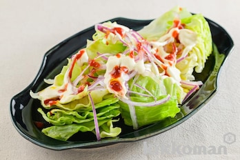 重ねレタスのチーズドソースがけ