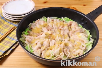 豚バラ白菜のフライパン蒸し（かけるたまねぎ　コクうまガーリック使用）