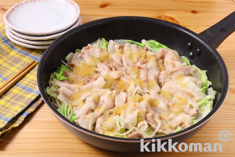 豚バラ白菜のフライパン蒸し(かけるたまねぎ コクうまガーリック使用)