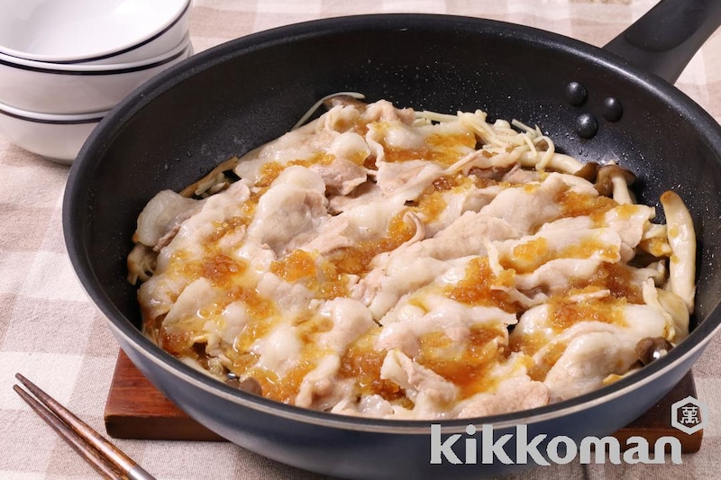 たっぷりきのこと豚バラのフライパン蒸し(かけるたまねぎ 香味しょうゆ使用)