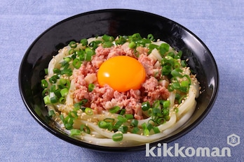 ごま香るコンビーフハッシュの混ぜうどん