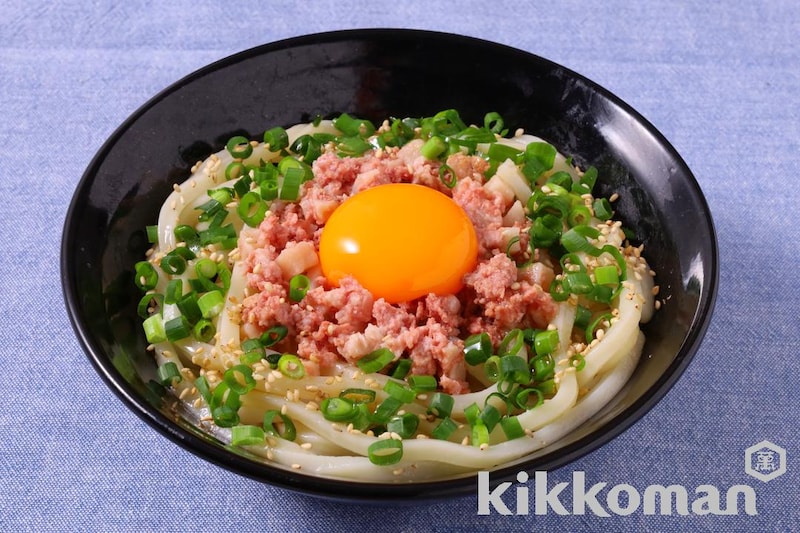 ごま香るコンビーフハッシュの混ぜうどん