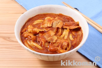 レンジで簡単！トマトの濃厚カレーうどん（リコピンリッチ トマト飲料使用）
