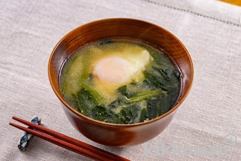 落とし卵とほうれん草のみそ汁（味噌汁）