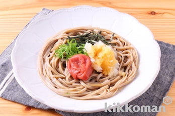 梅おろしのぶっかけそば（うどんがうまいだししょうゆ使用）