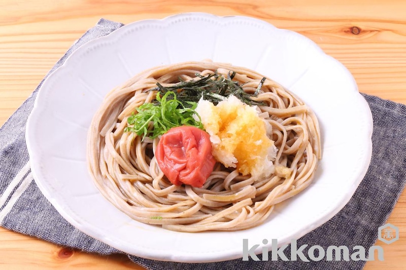 梅おろしのぶっかけそば(うどんがうまいだししょうゆ使用)