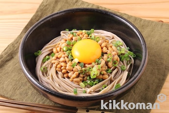 納豆月見そば（うどんがうまいだししょうゆ使用）