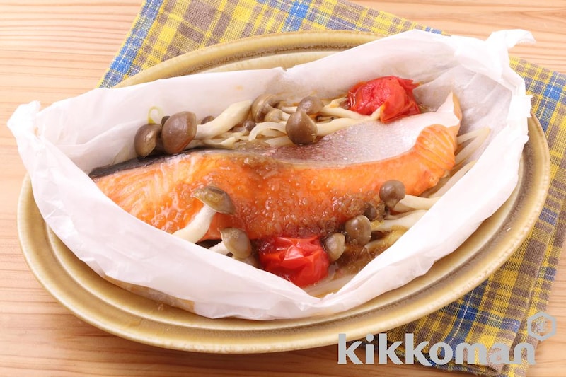 鮭ときのこのレンジ包み蒸し(かけるたまねぎ 香味しょうゆ使用)