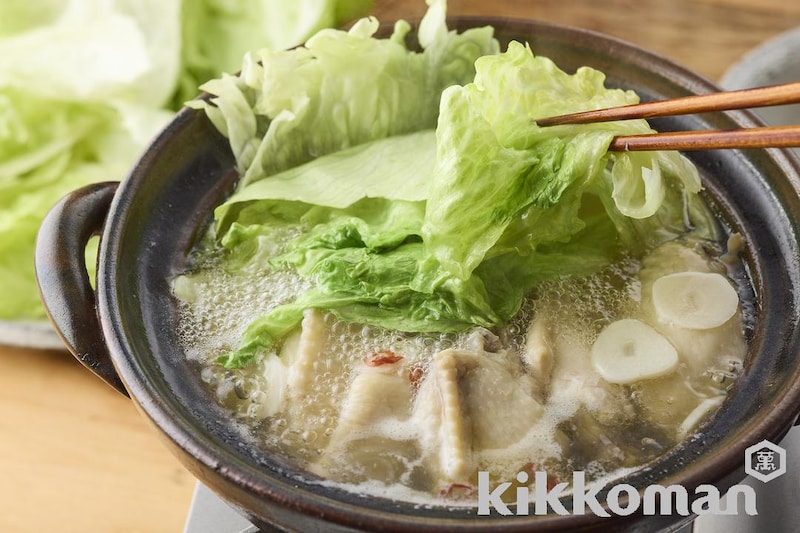 レタスと鶏手羽中のうまだしにんにく鍋