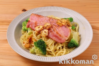 沖縄そばで！厚切りベーコンのペペロンチーノ風