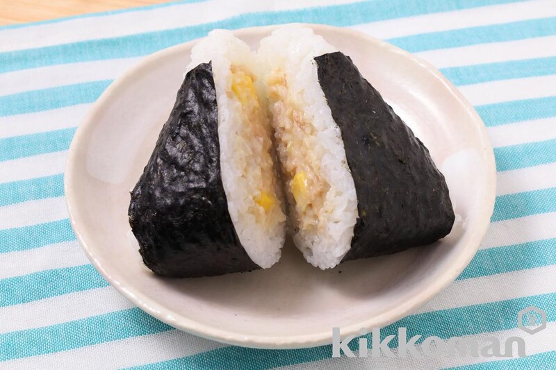 「おにぎリッチ ツナマヨコーン味」のおにぎり
